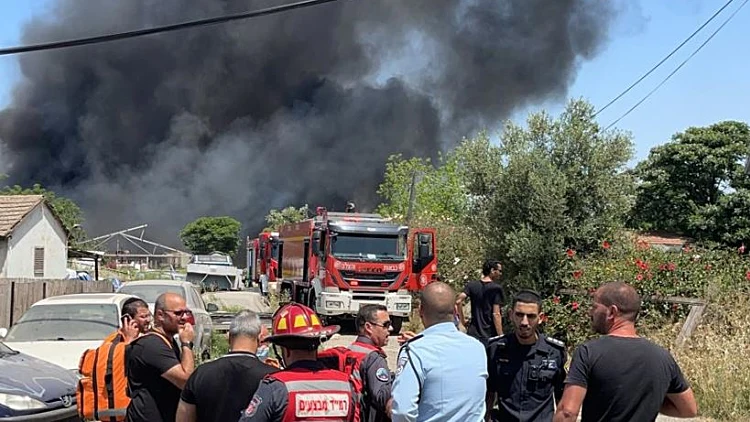בשל ניסיון להניע משאית עם כבלים: שריפת ענק פרצה במושב זיתן