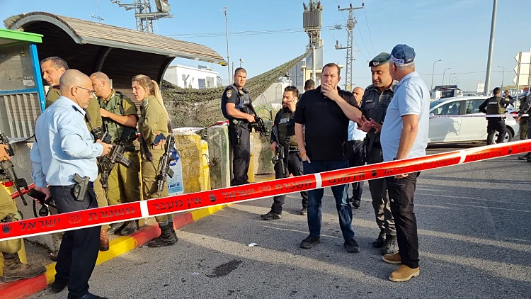 יום אחרי הפיגוע בצומת תפוח: הנוסעים בטרמפיאדות בצל הפיגועים