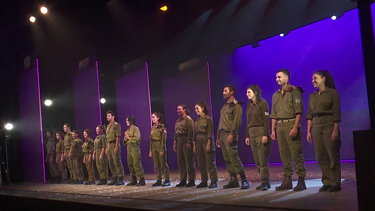 אחרי שנה מחוץ לבמות: המחזמר "אפס ביחסי אנוש" שוב מוצג לקהל