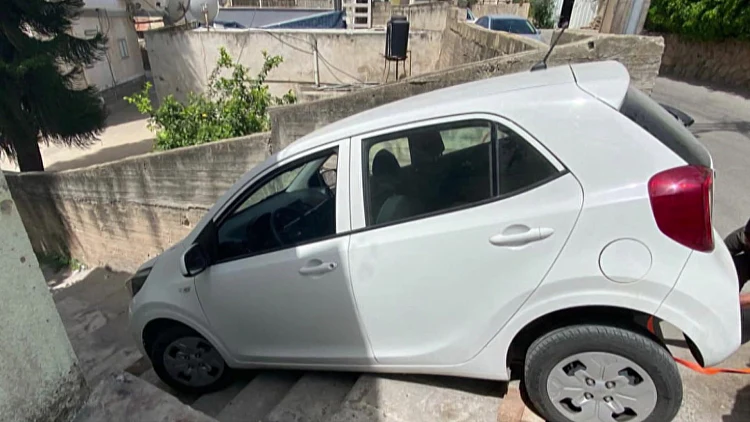 נהגה לפי הוראת ה-Waze ונפלה לגרם מדרגות תלולות