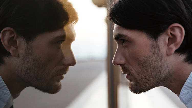 אדם מסתכל על מראה