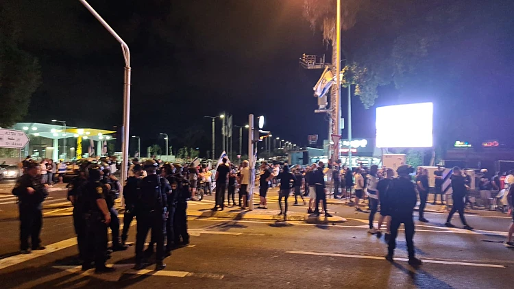 התפרעויות קשות בערים המעורבות: עשרות נפצעו, 374 נעצרו