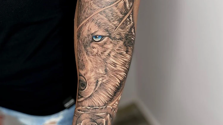 חצי שרוול ריאלסטי של פני זאב חצויות בשילוב ורד