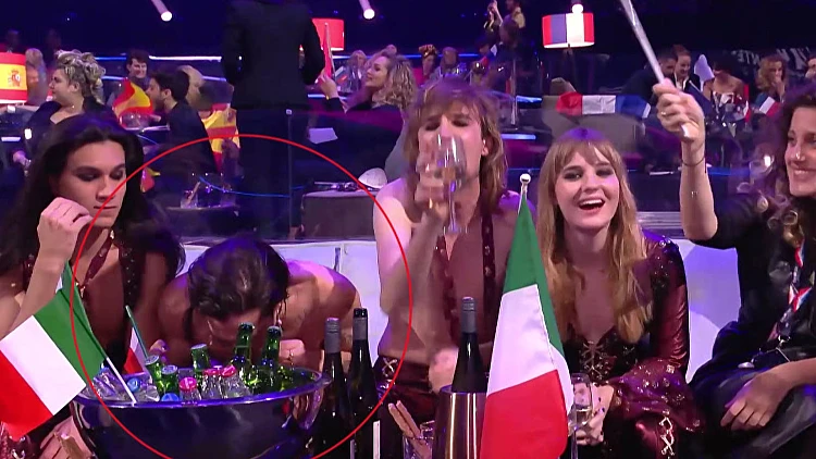 אחד מחברי הלהקה הזוכה באירוויזיון - תועד צורך סמים בשידור חי