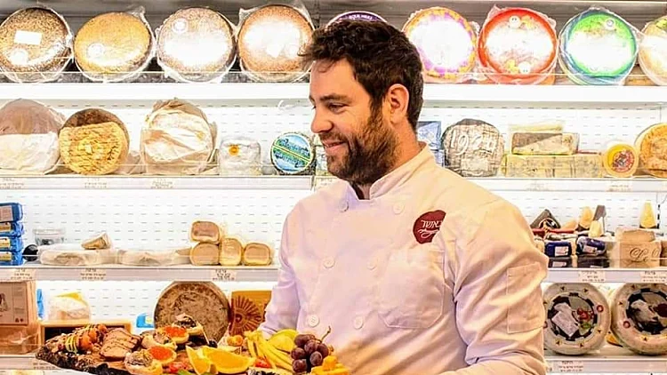 באשר מגיש פלטת גבינות בבאשר פרומז'רי