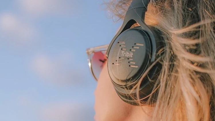 Tribit היא בשורה צרכנית בשוק האוזניות והרמקולים הניידים | רשת 13