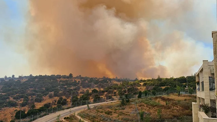 שריפה גדולה פרצה סמוך לצור הדסה; 400 משפחות פונו