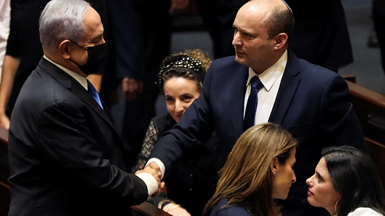 לאחר חצי שעה בלבד: הסתיימה פגישת החפיפה של בנט-נתניהו