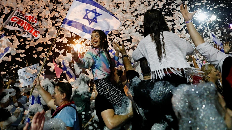 החגיגות, ההפגנות - והתגובות: כך נראה הלילה לאחר אישור הממשלה