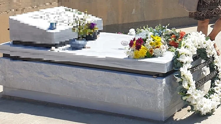 קברו של קצין המודיעין שמת בכלא