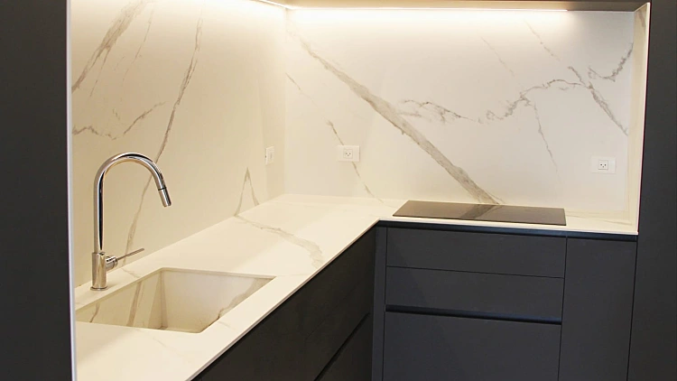 מטבח לבן ע"י שיש האומנות