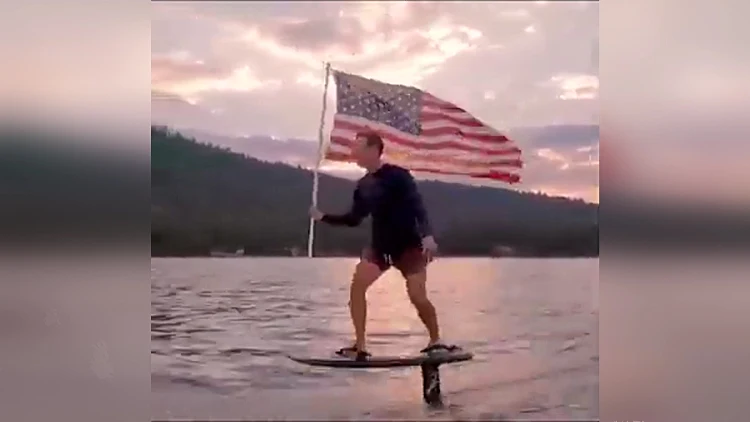 הגלשן ששבר את הרשת: מארק צוקרברג חוגג את יום העצמאות