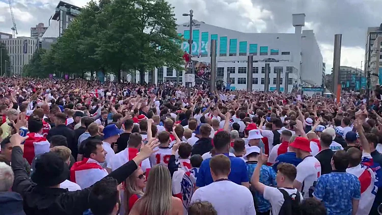 לקראת רגע האמת של אנגליה, לונדון בטירוף: שליחנו עם האוהדים