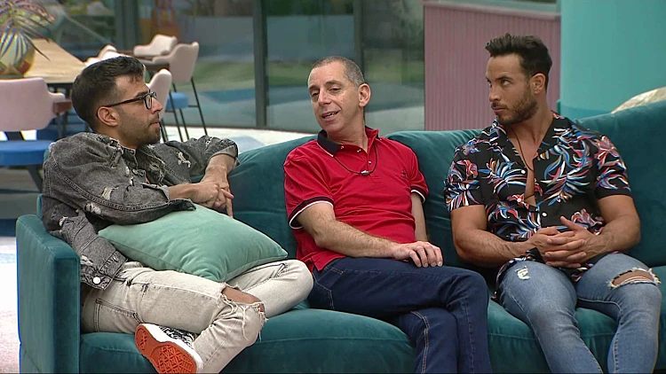 האח הגדול הדיירים בסלון