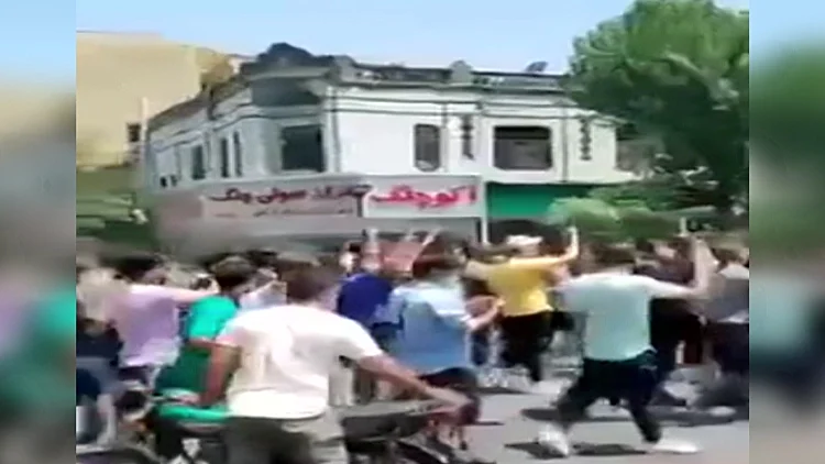 המחאה בטהראן: קריאות בוטות נגד המנהיג העליון ב"מחאת המים"