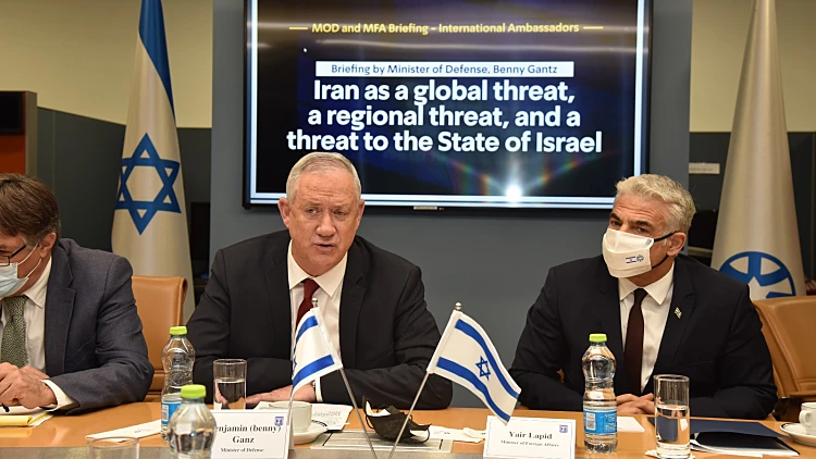 גנץ ולפיד: איש משמרות המהפכה אחראי לתקיפת הספינה הישראלית