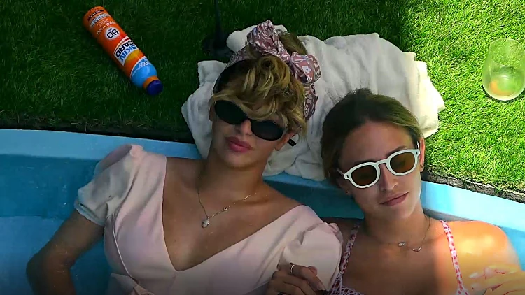 שיחה "קולחת" בין מאיה והבנות