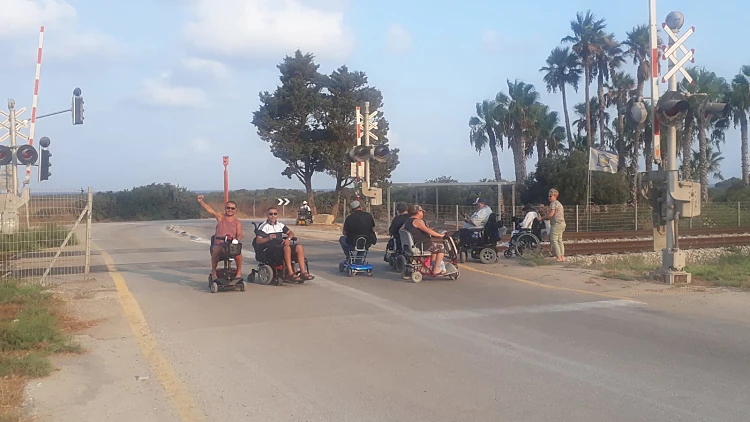 מחאת הנכים: המפגינים חסמו את מסילת הרכבת מצפון לזכרון יעקב