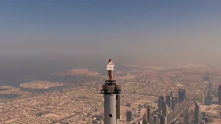 הפרסומת המסוכנת בעולם - דיילת על פסגת הבורג' חליפה