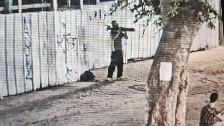 אדם מכוון טיל לאו בתל אביב