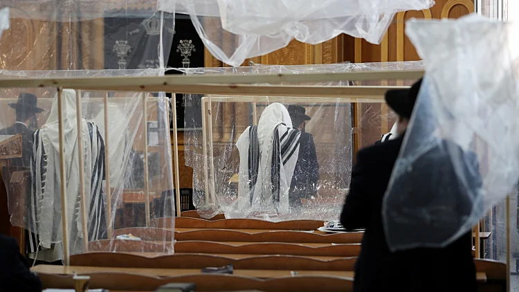 תפילה בבית כנסת בימי הקורונה