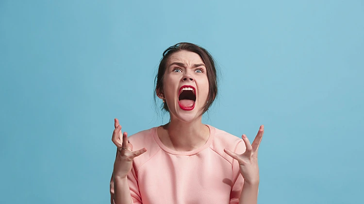 אישה עצבנית