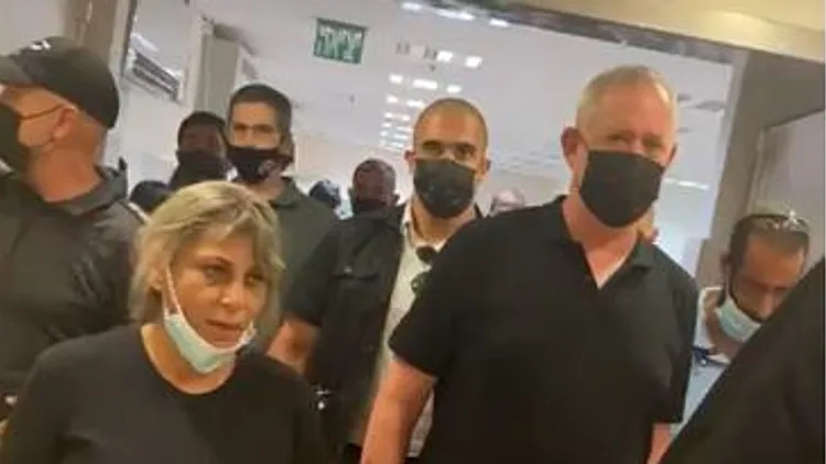 גנץ ביקר את לוחם מג"ב שנפצע אנוש: "כולנו מתפללים לשלומו"