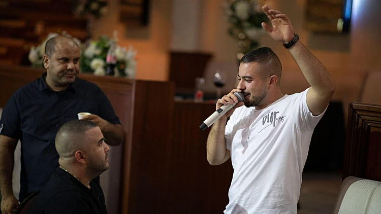 גל אזולאי: "לשמח אנשים זו זכות גדולה עבורי" | רשת 13