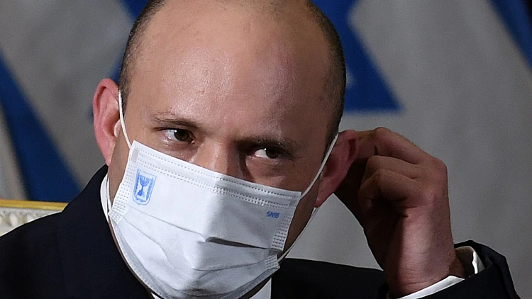 בכיר במשרד הבריאות נגד בנט: "לא להגביל התקהלויות - טירוף"