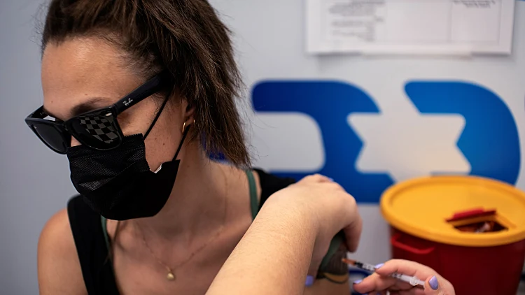 מומחי משרד הבריאות: לא ממליצים בינתיים על מנת חיסון 4 או קיצור מועד הבוסטר