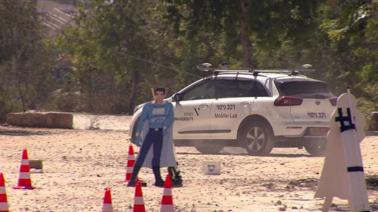 הנהגים שיכולים להפעיל את הרכב שלכם מרחוק - כשאתם יושבים בו