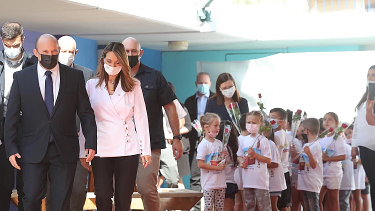 "תכלה שנה ומסכיה": בנט בירך את התלמידים בפתיחת שנת הלימודים