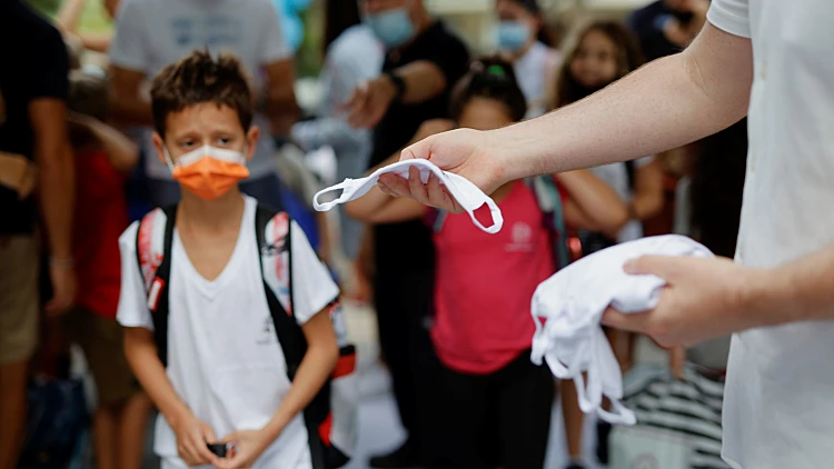 מתי יש לבצע בדיקת PCR כיתתית ומי פטור מבידוד: המדריך להורים