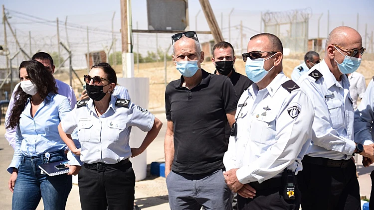 השר בר לב בביקורו בכלא קציעות