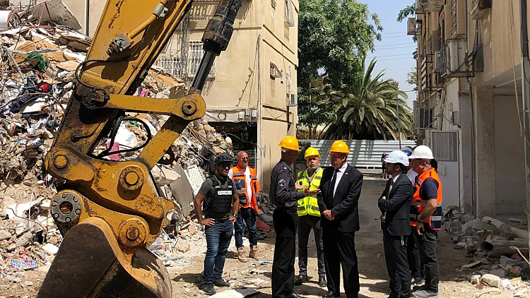 המבקר באתר הקריסה בחולון: "על הממשלה להתעשת לפני האסון הבא"