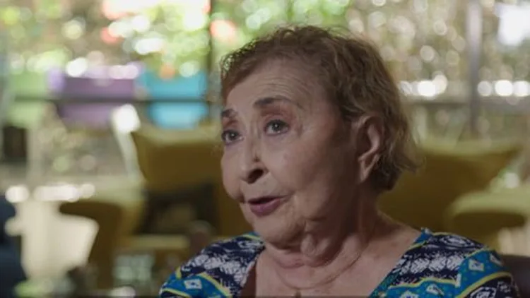 ליא קניג חוזרת לבמה: הגברת הראשונה של התיאטרון מככבת בגיל 91