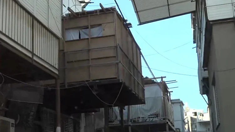 על פיגומים וללא תמיכה: הסוכות שעלולות לקרוס בכל רגע