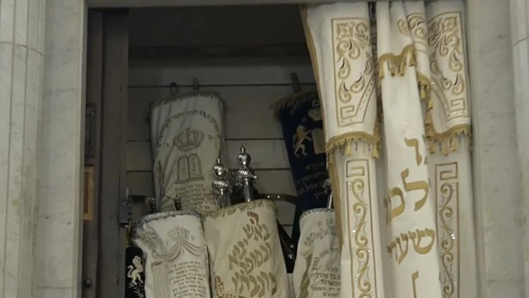 ספר התורה בבית כנסת ברמת גן