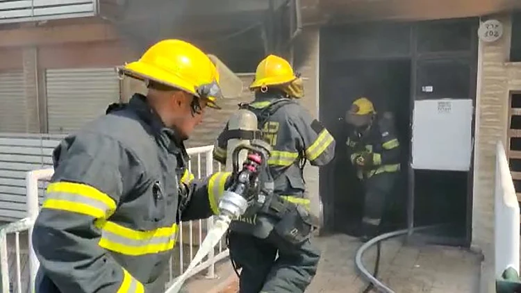 חיפה: כל הדיירים חולצו מהבניין שבער - חשד להצתה