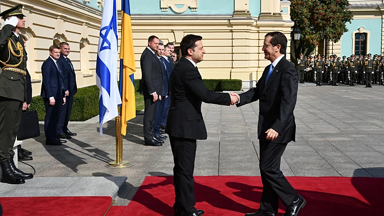 הרצוג נחת באוקראינה: "לעם היהודי יש כאן עבר מפואר"