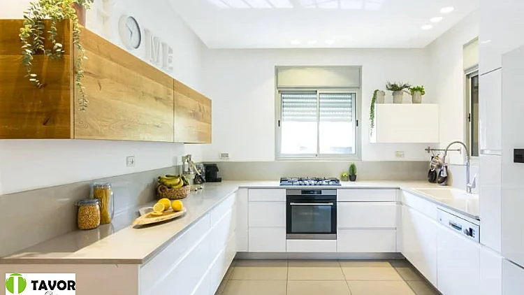 מטבח לבן בחיפוי עץ מבית תבור עיצובים