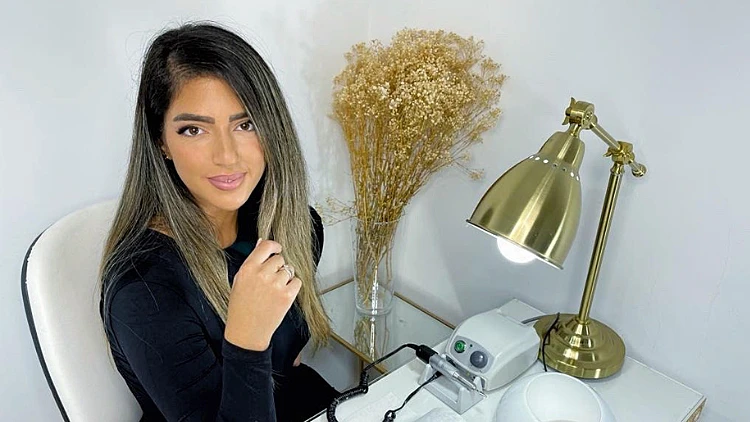 מעין אבגי בעלי שיק נייל בתמונה