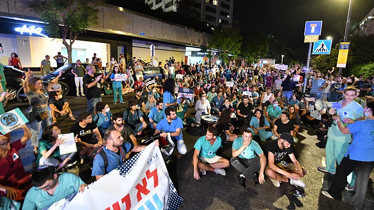 לפיד למתמחים: "היערכות לקיצור תורנויות ל-16 שעות בפריפריה"