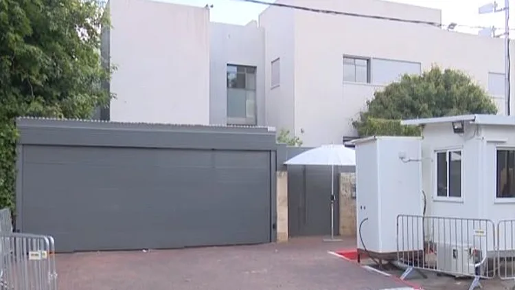 ללא סיווג ביטחוני: כך הועסק אב הבית בביתו של בנט ברעננה