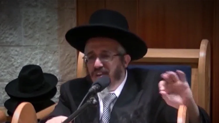 למרות תיעוד שנחשף ועדויות - הרב מחולון ממשיך לעבוד עם קטינים