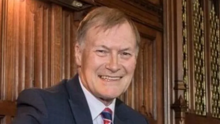 חבר פרלמנט בריטי נדקר למוות בכנסייה - חשוד נעצר