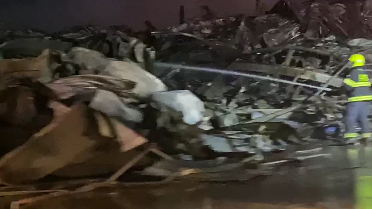 לאחר שעות של מאמצי כיבוי: מרכז הקניות בקלנסווה נשרף כליל