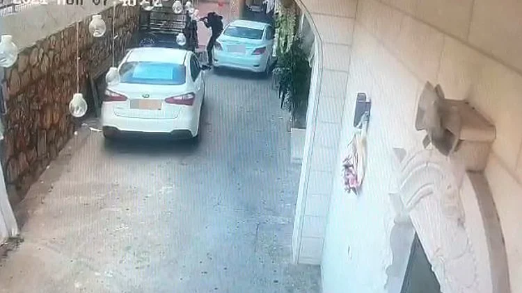 הקורבן מזנק מהרכב - המחסלים יורים מטווח 0 | תיעוד הרצח בגליל