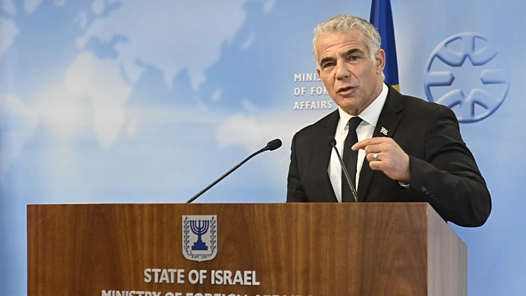 לפיד הקריא הודעות נאצה שקיבל: "אתה היטלר, שתמות"