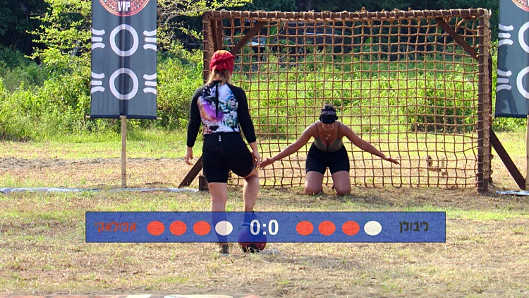 ג'קי מבקיעה פנדל דרמטי - ומקרבת את השבט שלה לניצחון